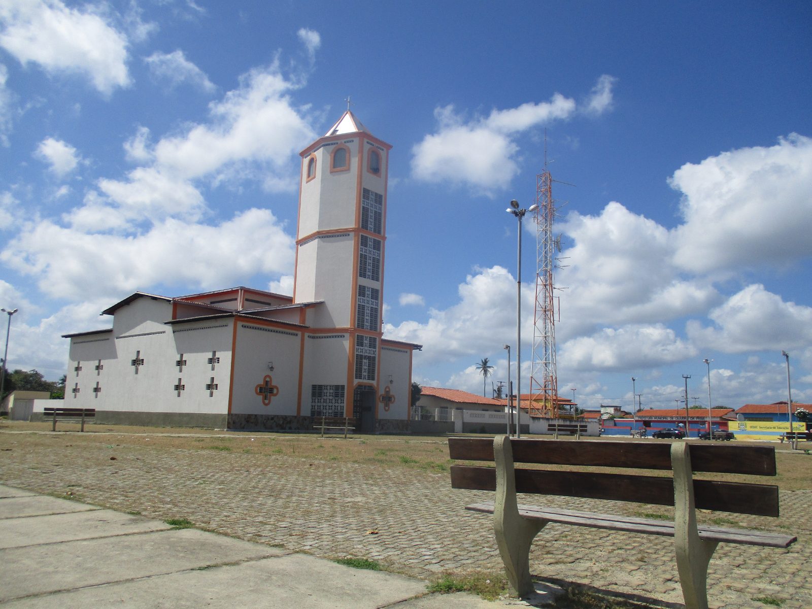 Igreja e praça em Cajueiro da Praia, sede do município de Barra Grande