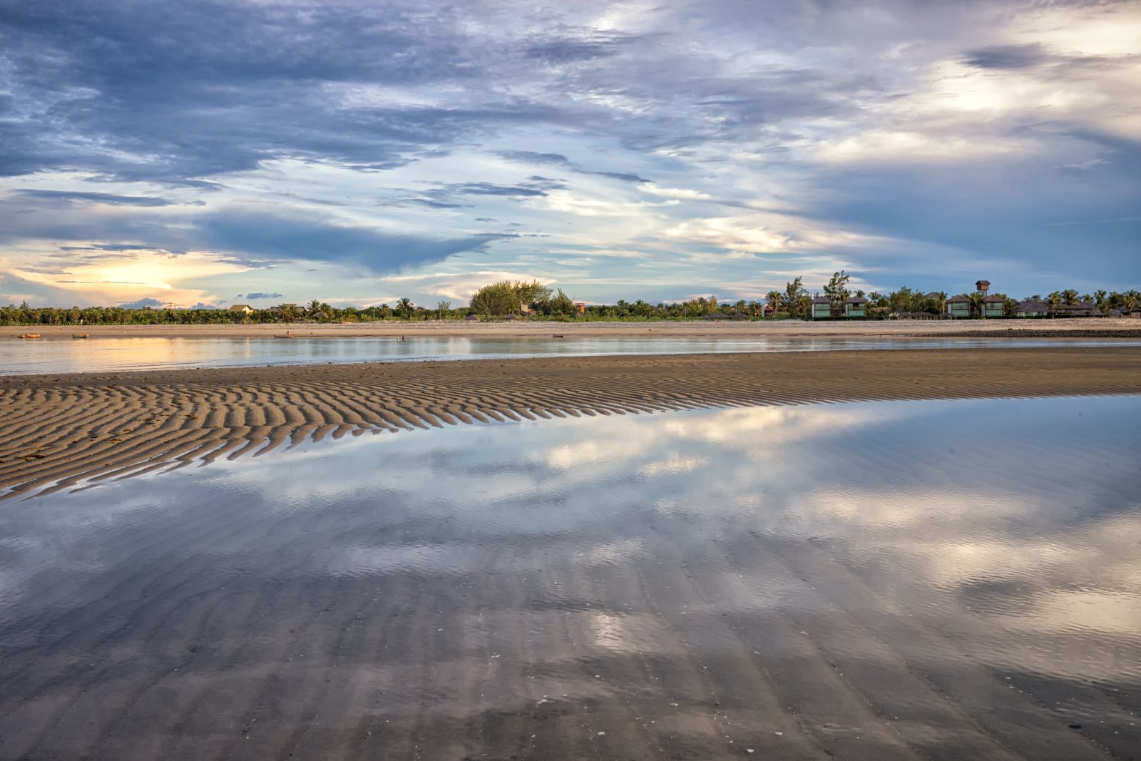 Mar raso e areia com ondulações em Barra Grande, no litoral do Piauí