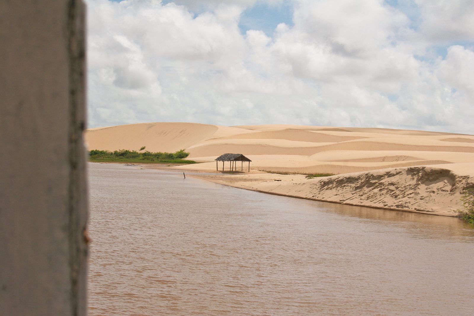 Dunas e rio no Delta do Parnaíba, parada da Rota das Emoções perto de Barra Grande