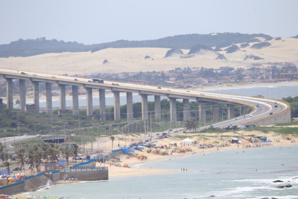 Ponte Newton Navarro sobre o rio Potengi, com as dunas e a praia da Redinha ao fundo