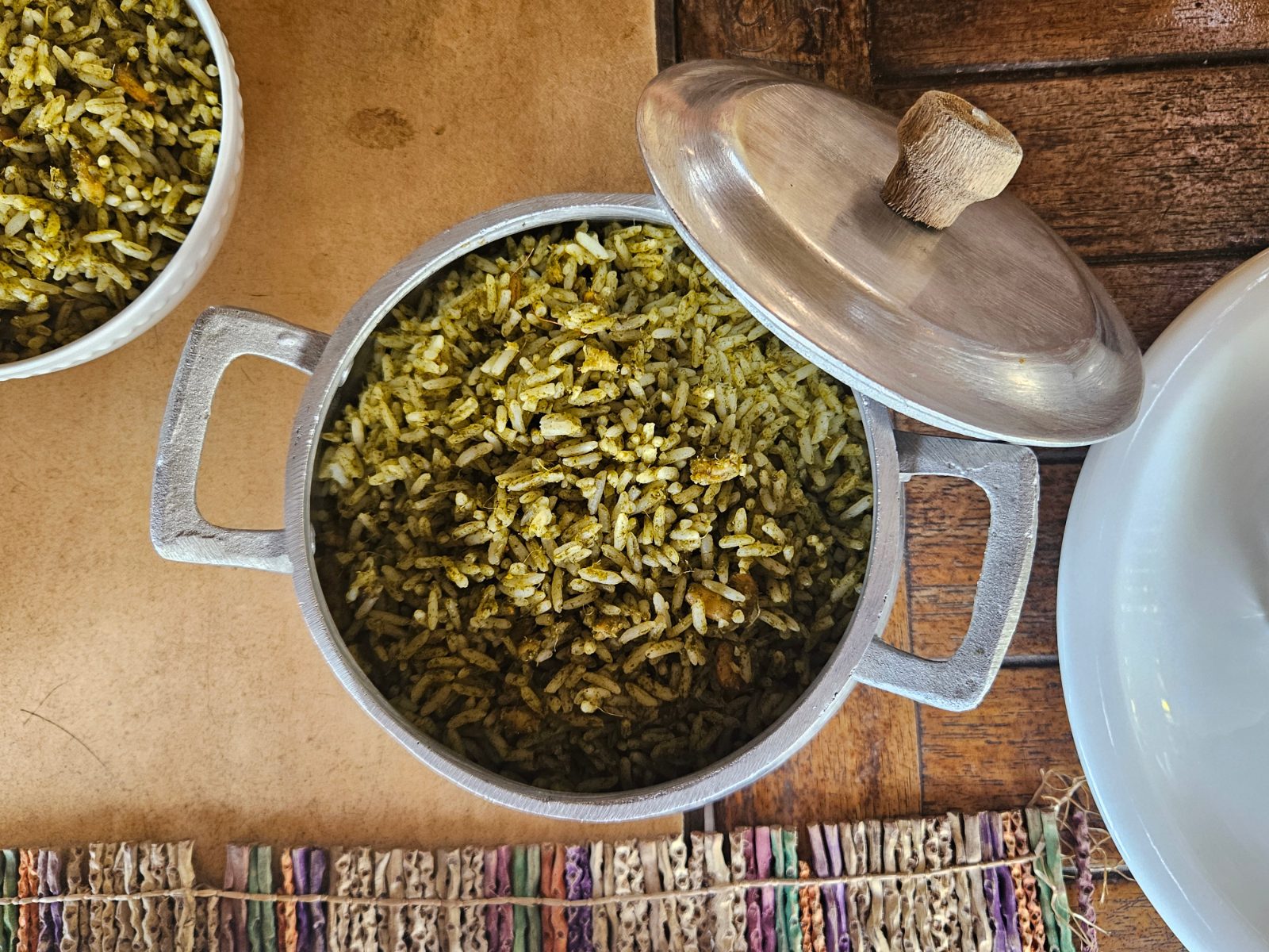 Panela com arroz de cuxá, prato típico do Maranhão