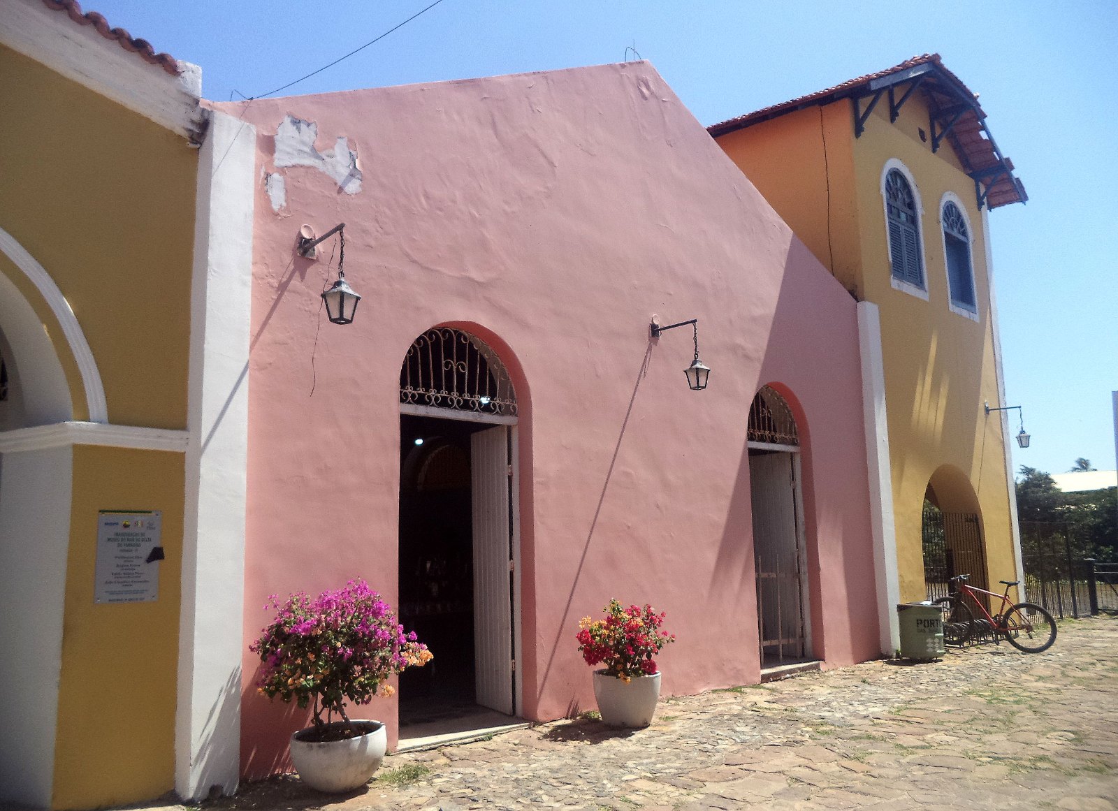 Casarões coloridos do Porto das Barcas, em Parnaíba, com fachadas rosa e amarela