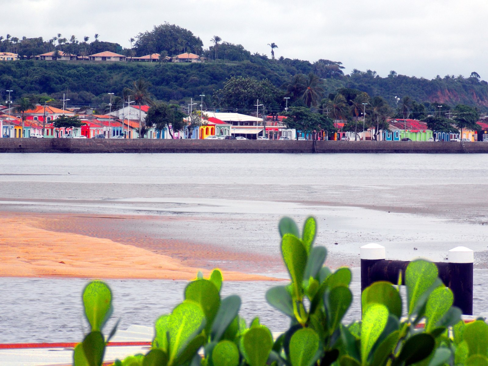 Casarões coloridos do centro de Porto Seguro, na região da Passarela do Descobrimento, vistos do outro lado do Rio Buranhém