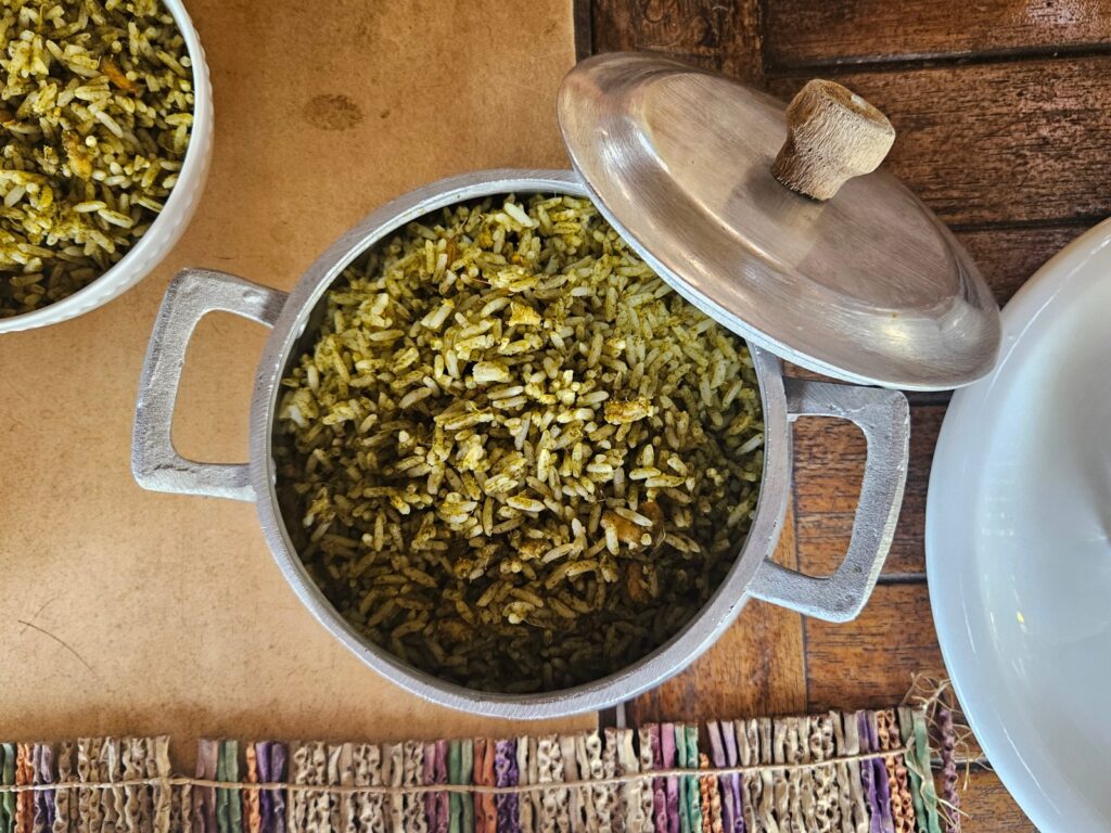 Panela com arroz de cuxá, prato típico maranhense feito com vinagreira, gergelim e camarão seco