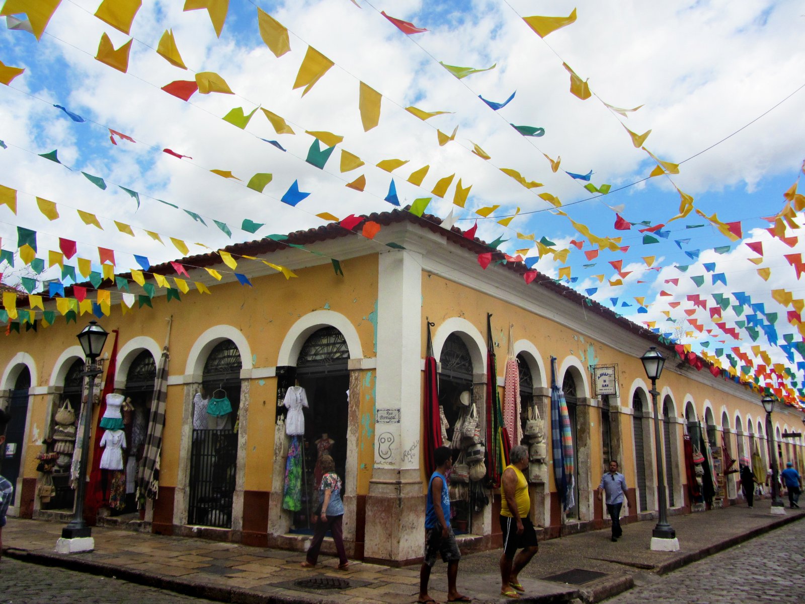 Fachada amarela da Casa das Tulhas, a Feira da Praia Grande, decorada com bandeirinhas coloridas no Centro Histórico de São Luís