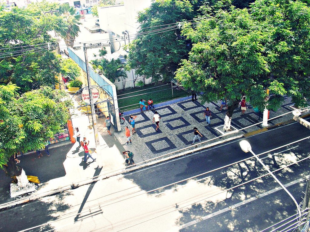Praça arborizada da Cidade Alta, no centro de Natal, vista do alto com calçada de pedras portuguesas