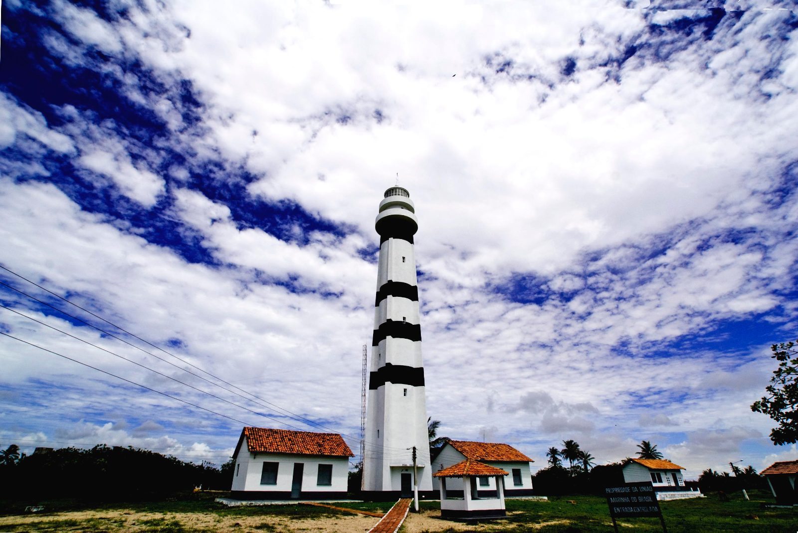 Farol Preguiças listrado de preto e branco no povoado de Mandacaru
