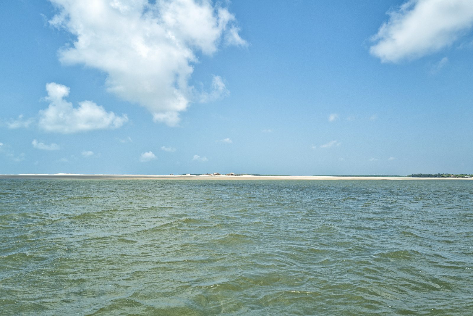 Encontro do Rio Preguiças com o mar em Atins, com bancos de areia no horizonte