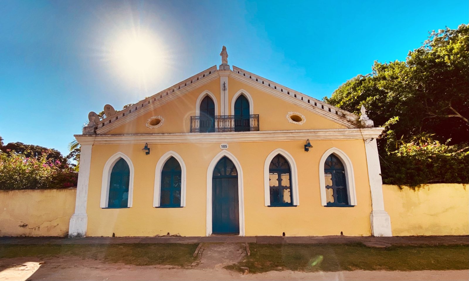 Casarão colonial amarelo na Cidade Histórica de Porto Seguro, na Bahia