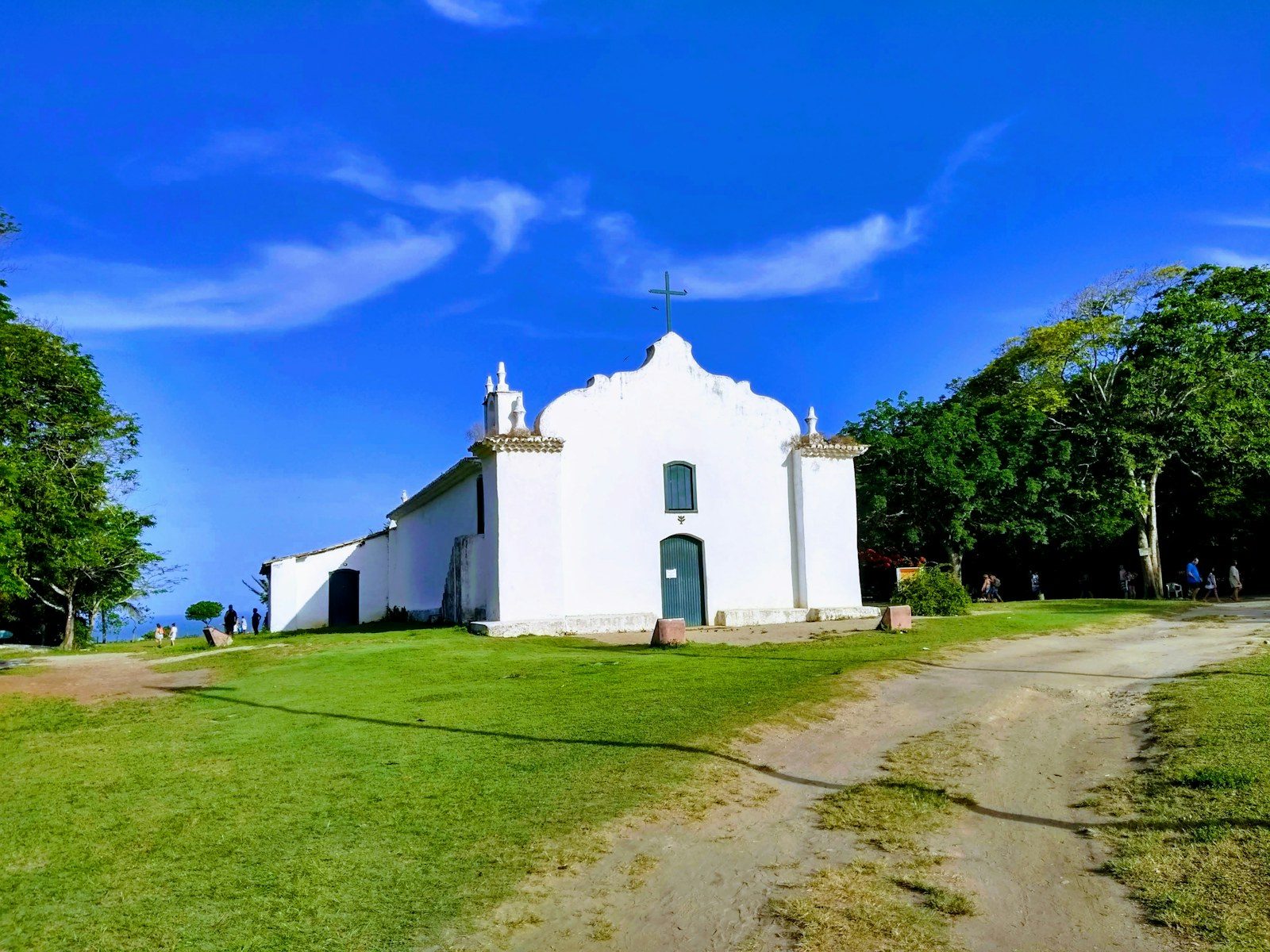 Igreja de São João Batista, branca, no gramado do Quadrado de Trancoso em Porto Seguro, Bahia