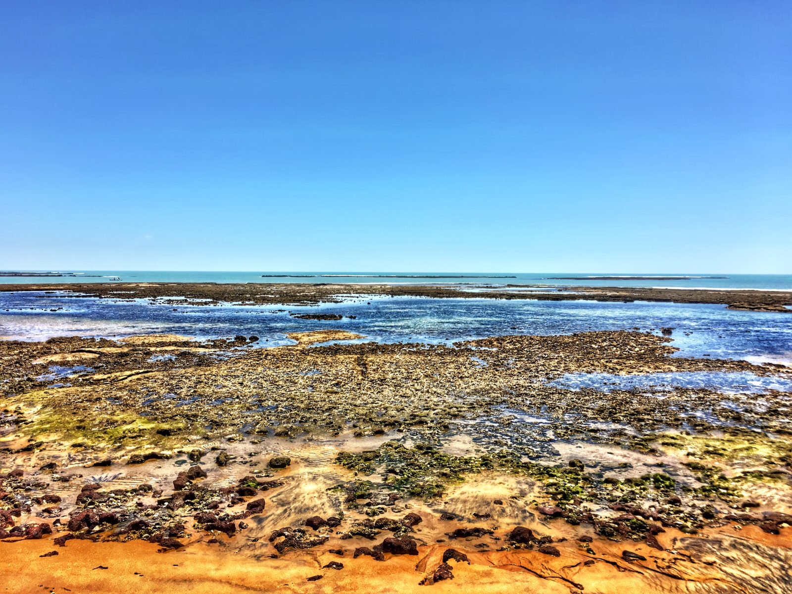 Recifes expostos na maré baixa da Praia do Espelho, entre Trancoso e Caraíva, em Porto Seguro