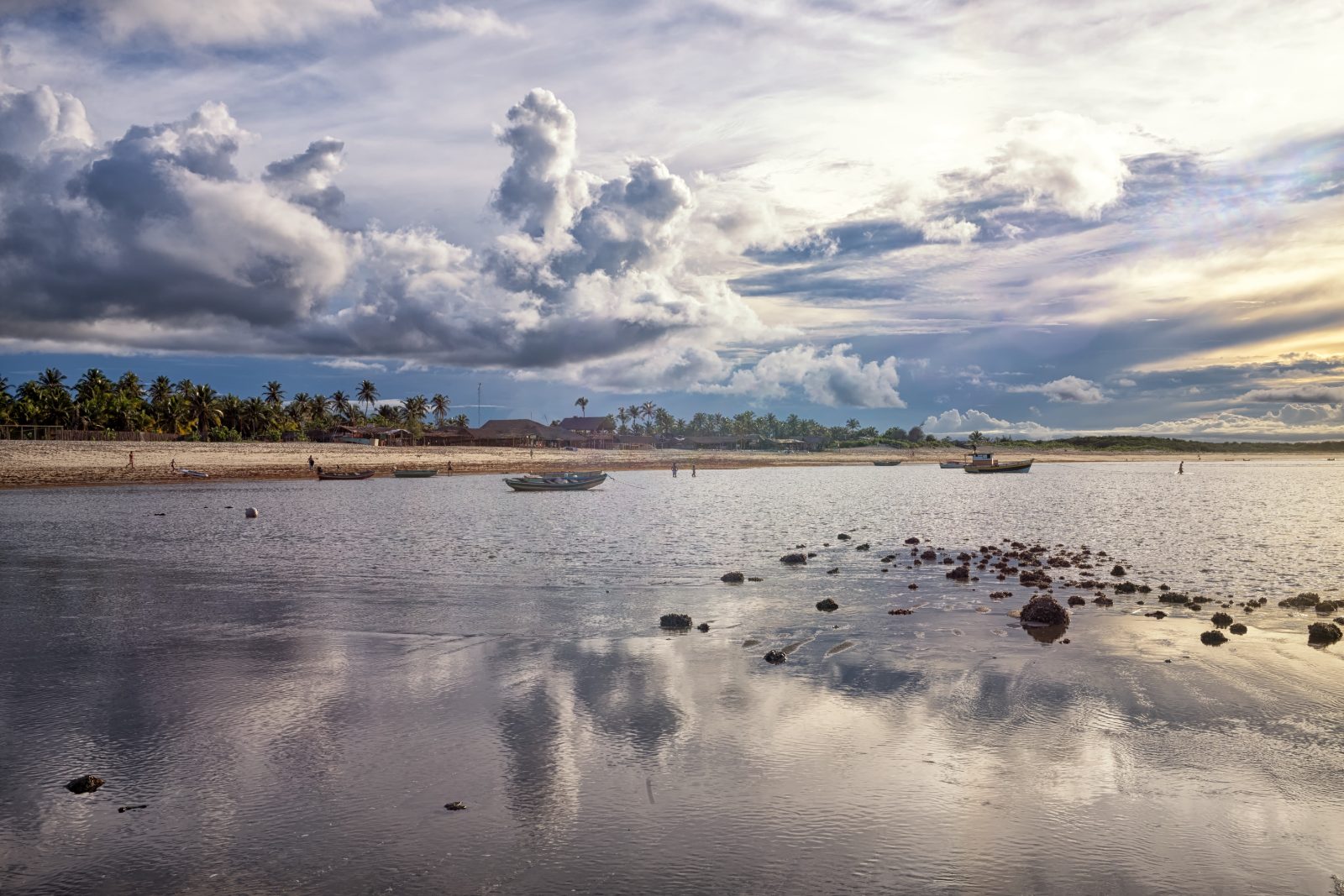Céu com nuvens refletido no mar calmo de Barra Grande na maré baixa