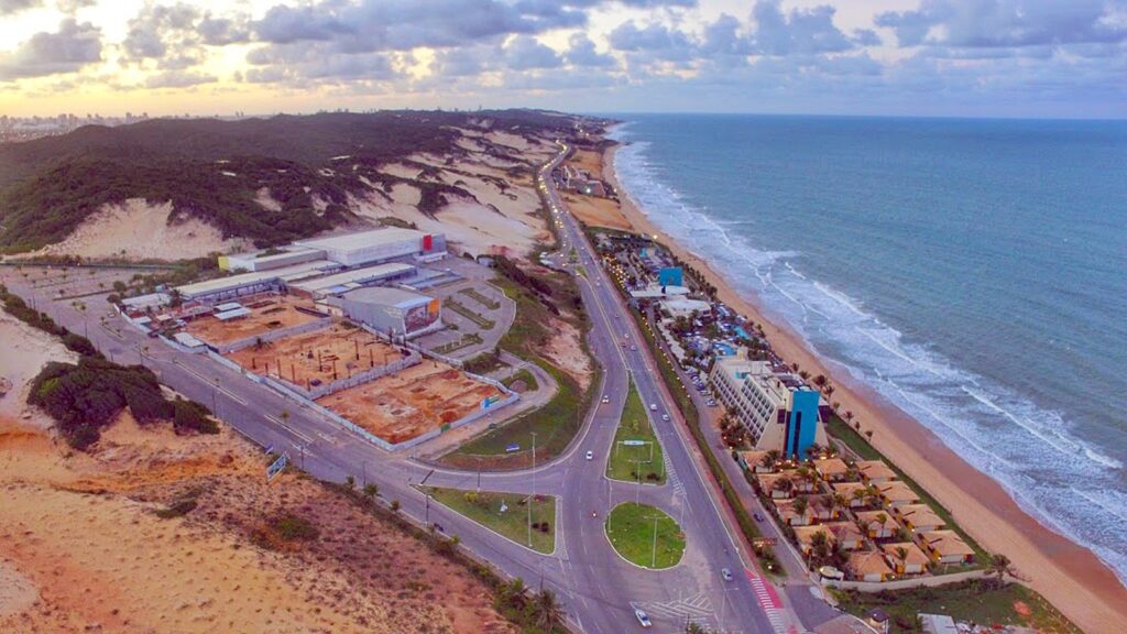 Vista aérea da Via Costeira de Natal, avenida entre as dunas do Parque das Dunas e a faixa de hotéis à beira-mar