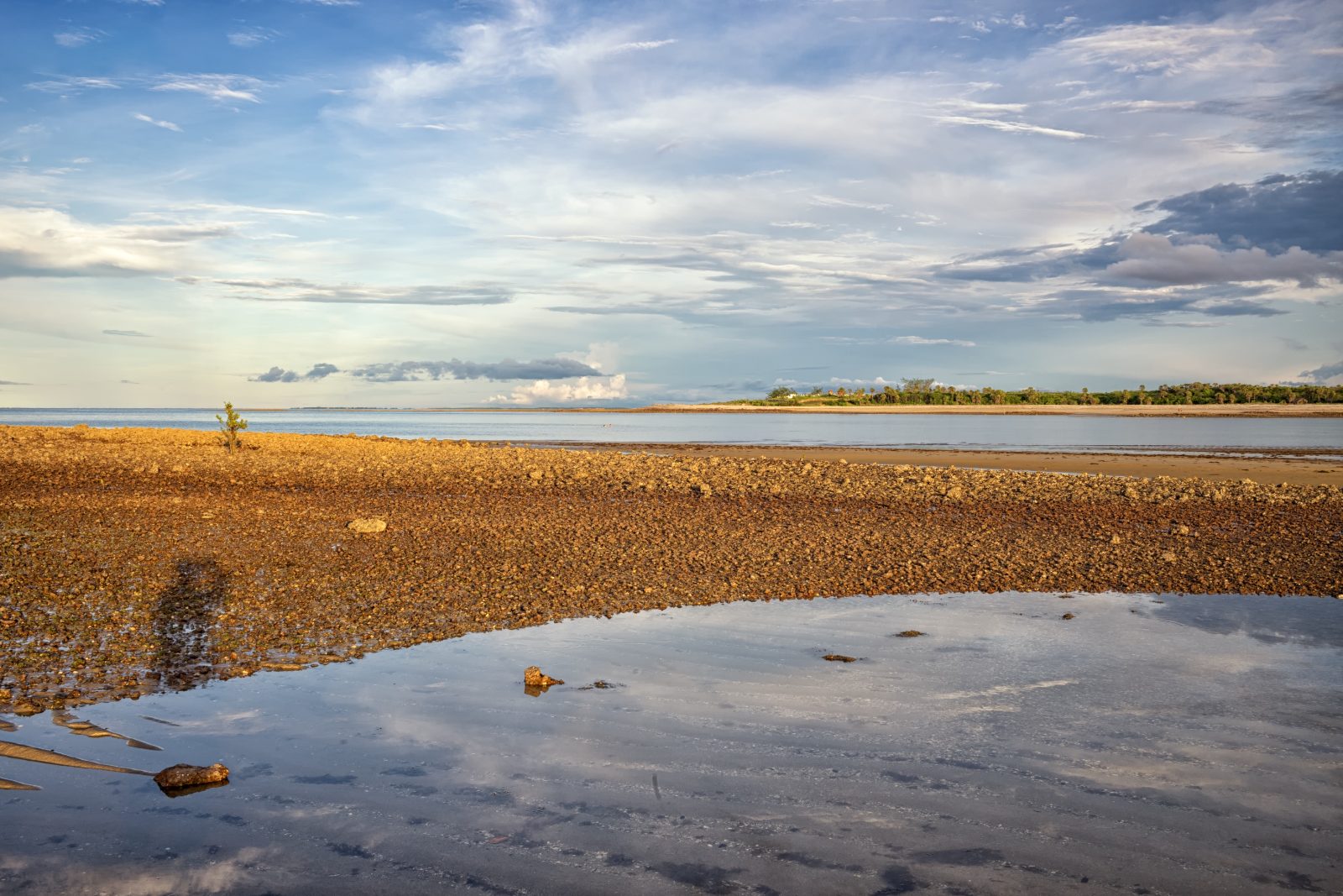 Praia de Barra Grande na maré baixa com areia molhada e céu aberto