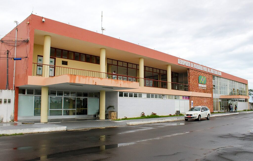 Fachada do Aeroporto Internacional de Parnaíba, prédio de dois andares em tons de laranja e creme