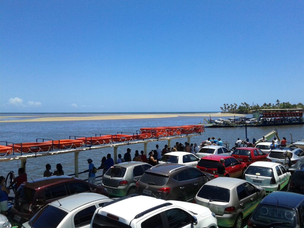 Carros e pedestres aguardando embarque nas balsas do Rio Buranhém, entre Porto Seguro e Arraial d'Ajuda