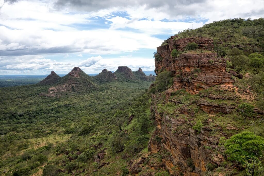 Vista do alto de morros em forma de mesa e paredões de arenito cobertos de cerrado, em Carolina, Maranhão