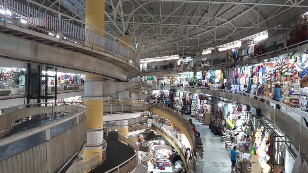 Interior do Mercado Central de Fortaleza, com vários andares de lojas de artesanato, rampas e pilares amarelos