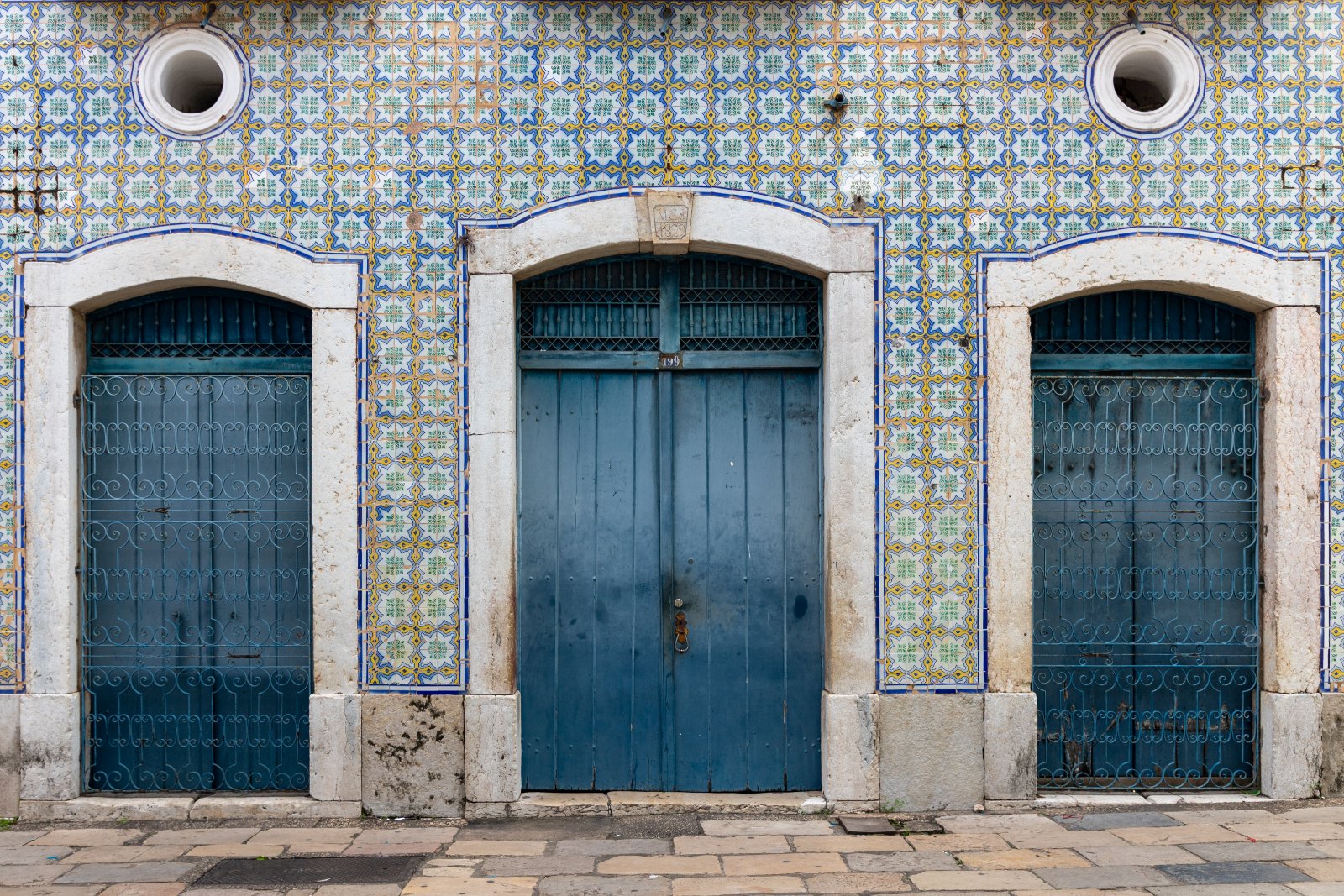 Fachada de casarão coberta de azulejos portugueses, com três portas azuis de madeira, na Rua Portugal, Centro Histórico de São Luís
