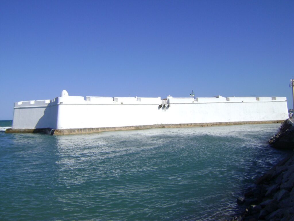 Forte dos Reis Magos, fortaleza branca em forma de estrela construída sobre os arrecifes na entrada do rio Potengi, em Natal