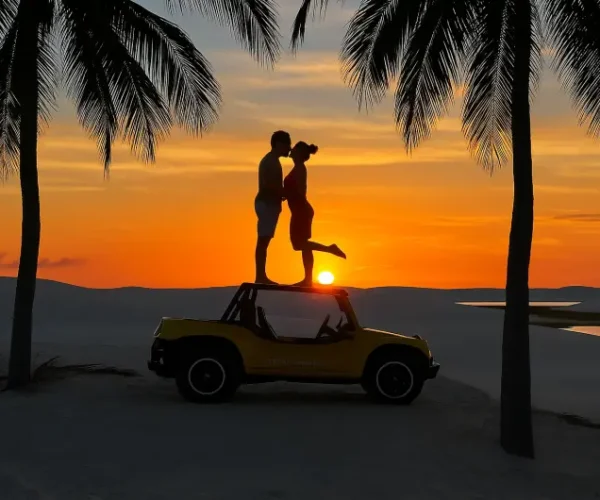 casal_na_praia_ao_por_do_sol_no_buggy