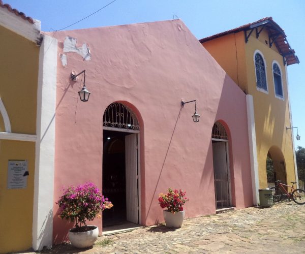 Casarões coloridos do Porto das Barcas, em Parnaíba, com fachadas rosa e amarela