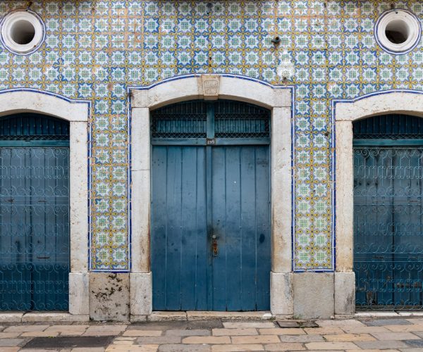 Fachada de casarão coberta de azulejos portugueses, com três portas azuis de madeira, na Rua Portugal, Centro Histórico de São Luís